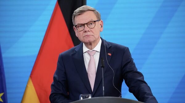 Министр иностранных дел Германии Йоханн Вадефуль принимает участие в пресс-конференции в Берлине, Германия, в понедельник, 18 мая 2026 года. - Sputnik Таджикистан