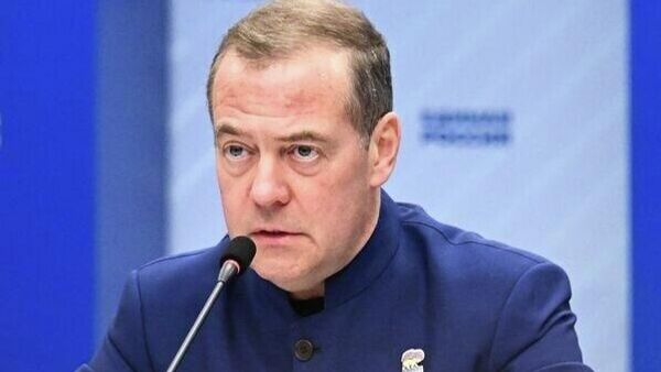 Ғарб Киевро на аз рӯи муҳаббат ба украинҳо, балки аз рӯи нафрати амиқ ба Русия маблағгузорӣ мекунад, гуфт Медведев - Sputnik Тоҷикистон