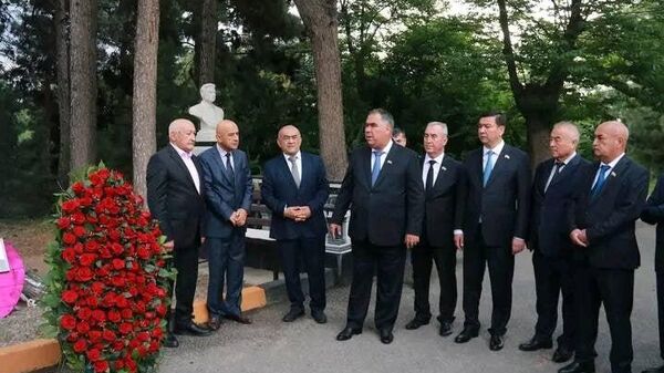 Раджаб Ахмадзода возложил цветы к могилам Нусратулло Махсума, Шириншоха Шотемура и Нисора Мухаммада в Душанбе - Sputnik Таджикистан