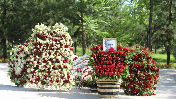 Могила Нусратулло Махсума, Шириншо Шотемура и Нисара Мухаммада на кладбище Лучоб в Душанбе. - Sputnik Тоҷикистон