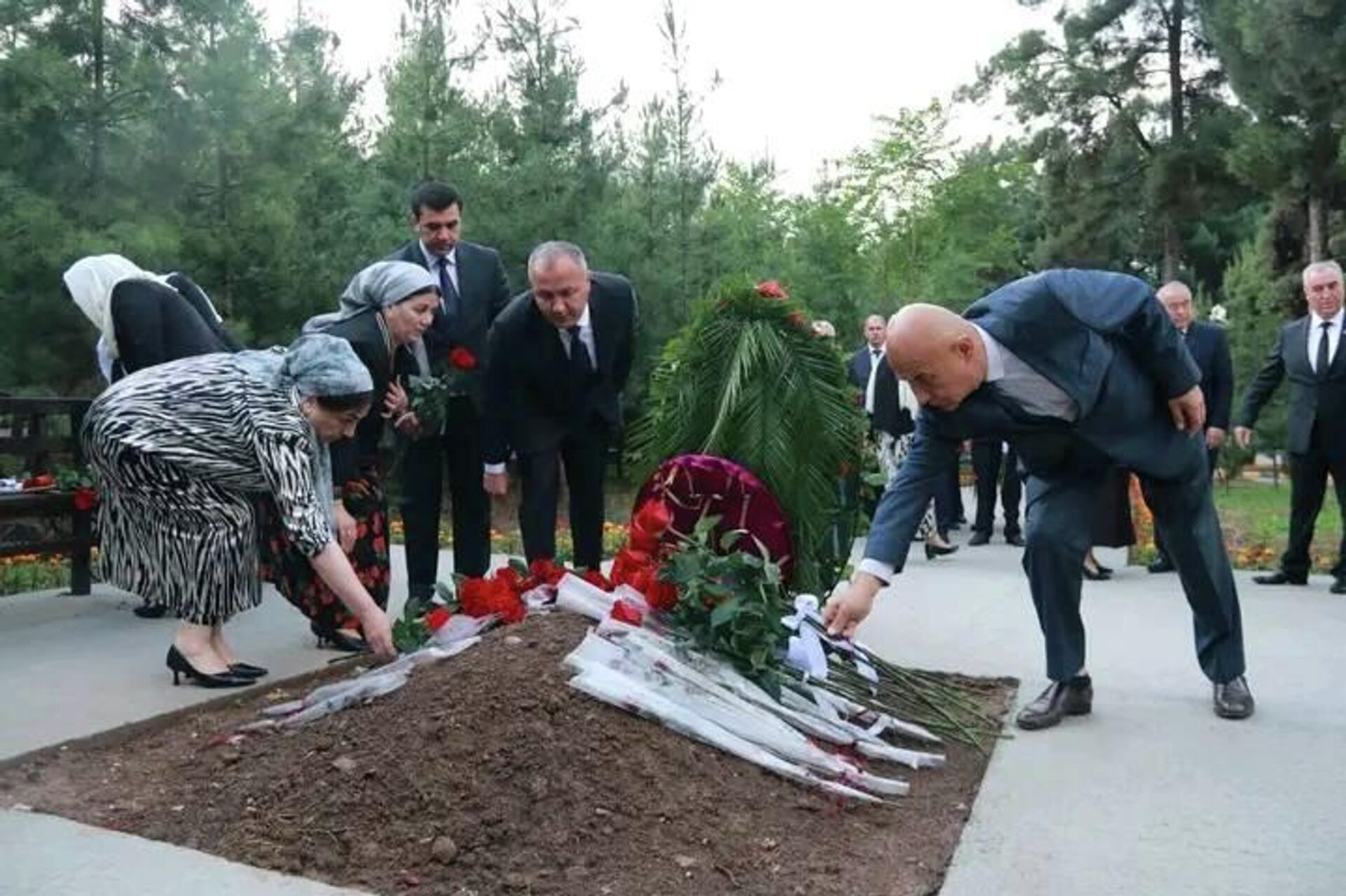 Раджаб Ахмадзода посетил могилы Нусратулло Махсума, Шириншо Шотемура и Нисара Мухаммада. - Sputnik Тоҷикистон, 1920, 05.06.2026