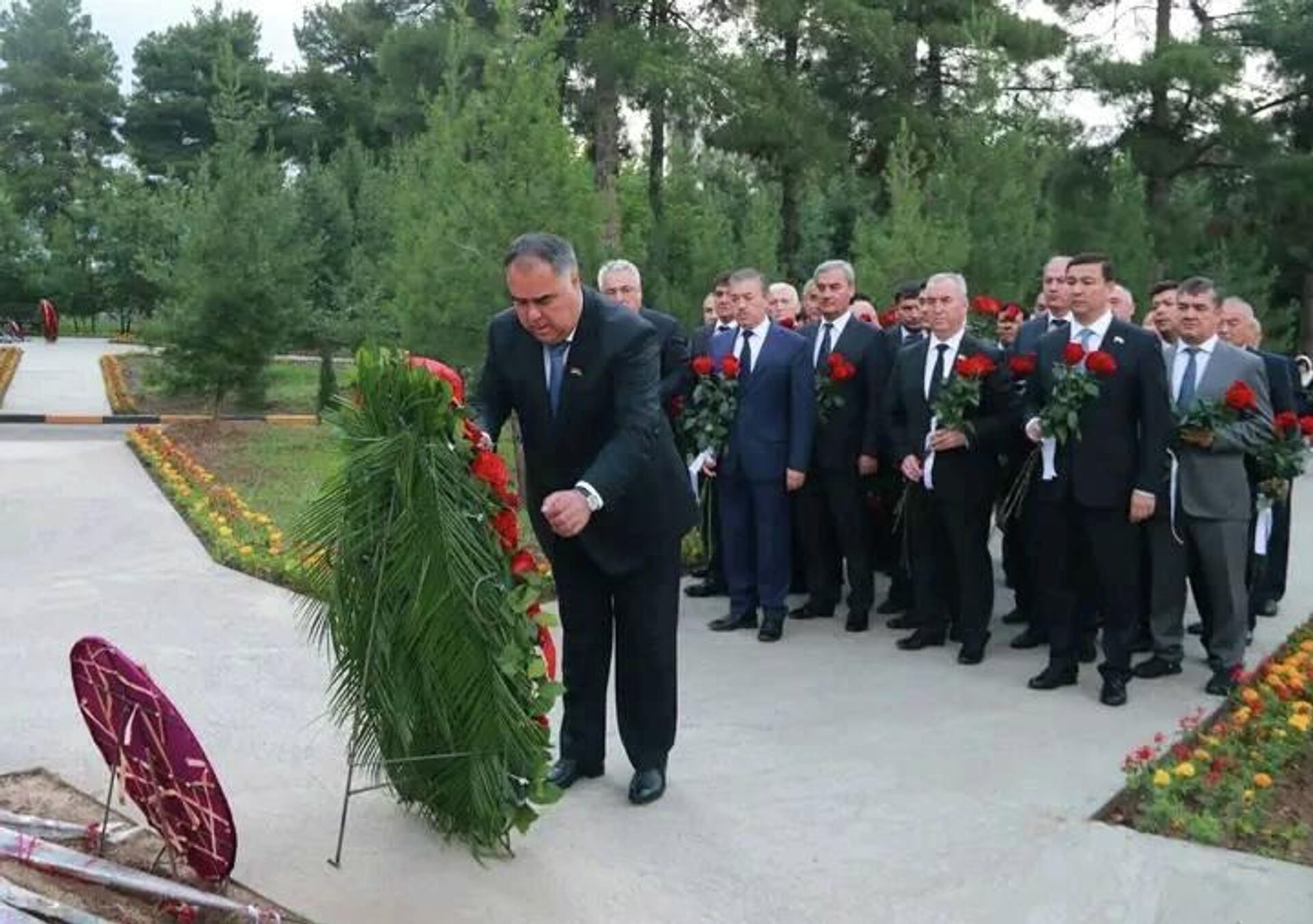 Раджаб Ахмадзода посетил могилы Нусратулло Махсума, Шириншо Шотемура и Нисара Мухаммада. - Sputnik Тоҷикистон, 1920, 05.06.2026