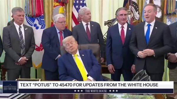 Трамп ҳангоми як чорабинӣ дар Кохи Сафед дар ҳамон рӯзе хоб рафт, ки котиби давлатии ИМА Марко Рубио президенти ИМА-ро барои аз ҳад зиёд кор карданаш танқид кард - Sputnik Тоҷикистон