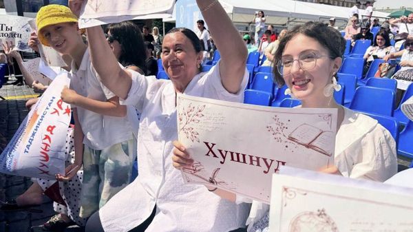 Намояндаи Тоҷикистон дар Майдони Сурхи Маскав ҷоизаи беҳтарин қироаткунандаро дарёфт кард - Sputnik Тоҷикистон