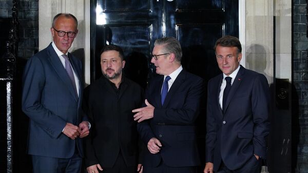 Премьер-министр Великобритании Кир Стармер, президент Франции Эммануэль Макрон, Владимир Зеленский и канцлер Германии Фридрих Мерц на Даунинг-стрит после встречи в Лондоне в воскресенье, 7 июня 2026 года.  - Sputnik Тоҷикистон