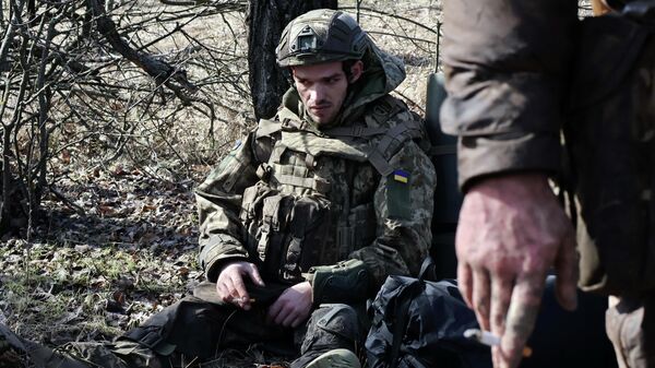 Украинские новобранцы отдыхают после тренировок на полигоне в Запорожской области, Украина, 22 февраля 2026 года. - Sputnik Тоҷикистон