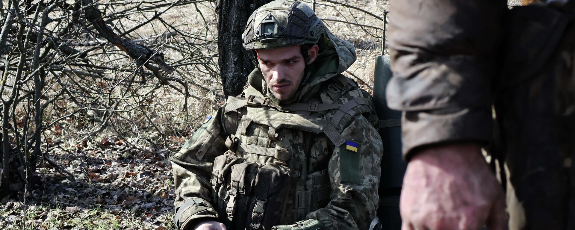 Украинские новобранцы отдыхают после тренировок на полигоне в Запорожской области, Украина. - Sputnik Таджикистан, 1920, 09.06.2026