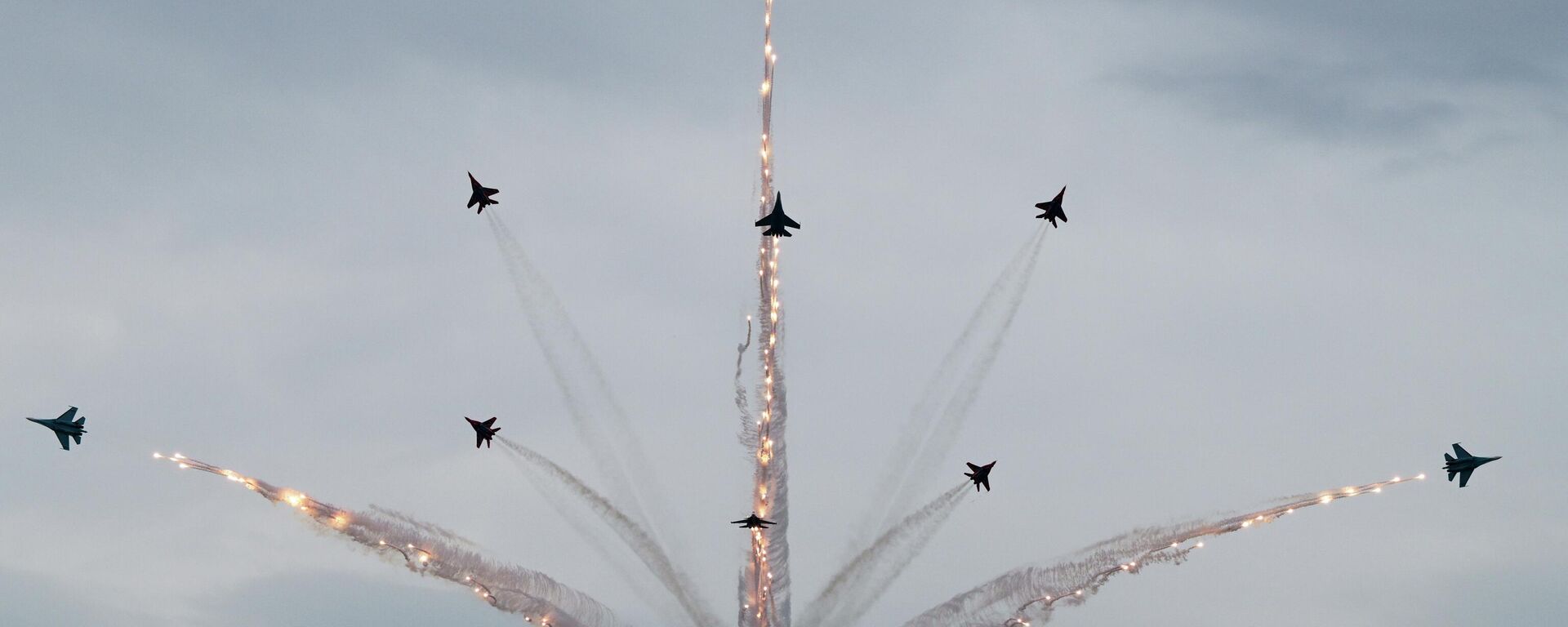 Истребители МиГ-29 и Су-30СМ пилотажных групп Русские витязи и Стрижи во время церемонии открытия Международного военно-морского салона Флот 2026 в Кронштадте - Sputnik Таджикистан, 1920, 12.06.2026