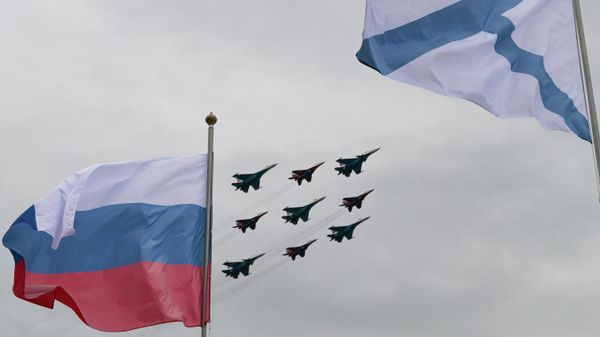 Строй кубинский бриллиант из истребителей МиГ-29 и Су-30СМ пилотажных групп Русские витязи и Стрижи во время церемонии открытия Международного военно-морского салона Флот 2026 в Кронштадте - Sputnik Таджикистан