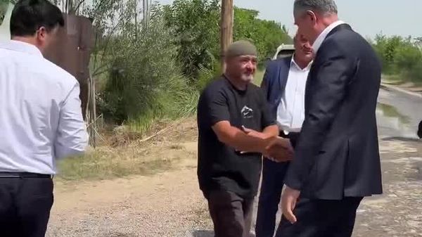 Ҳамдардии раиси вилояти Хатлон бо хонаводаи марде, ки дар паи фаромадани сел ҷон бохт - Sputnik Тоҷикистон