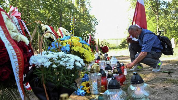 Место массового захоронения поляков, убитых украинскими националистами во время Второй мировой войны, в бывшем польском селе Пузники Тернопольской области, Украина, 6 сентября 2025 года.  - Sputnik Тоҷикистон