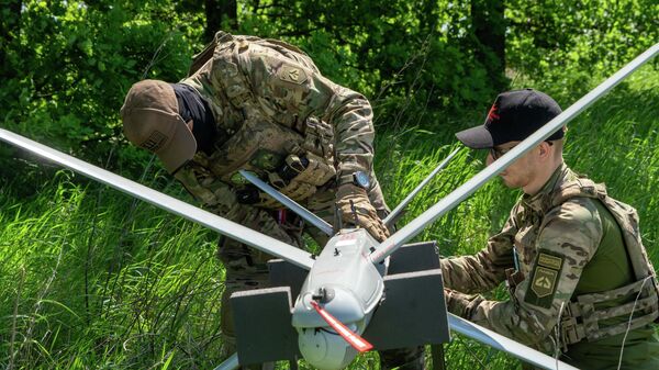 Украинские военнослужащие бригады Хартия запускают беспилотник по российским позициям. - Sputnik Тоҷикистон