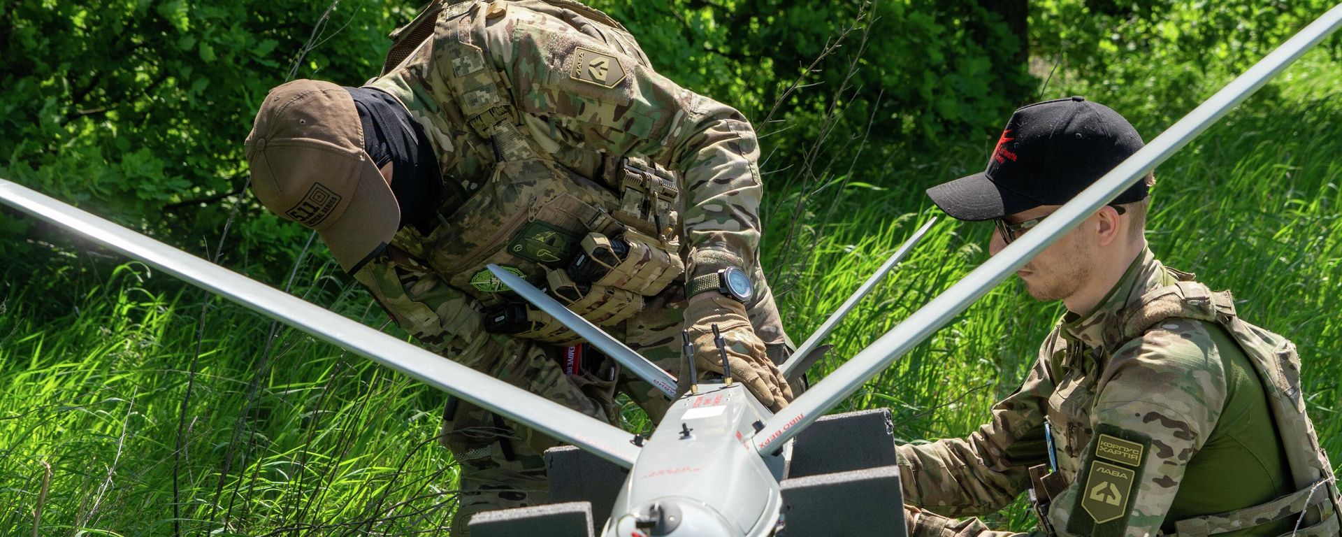 Украинские военнослужащие бригады Хартия запускают беспилотник по российским позициям в Харьковской области. Архивное фото - Sputnik Таджикистан, 1920, 15.07.2026