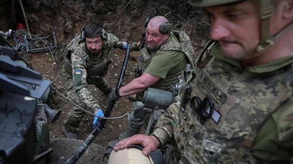 Военнослужащие 148-й отдельной артиллерийской бригады ВСУ готовятся открыть огонь из гаубицы М777 в Днепропетровской области, Украина, 23 мая 2026 года.  - Sputnik Тоҷикистон