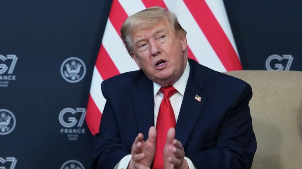 Президент США Дональд Трамп во время двусторонней встречи на полях саммита G7 во вторник, 16 июня 2026 года, в Эвиан-ле-Бен, Франция.  - Sputnik Таджикистан