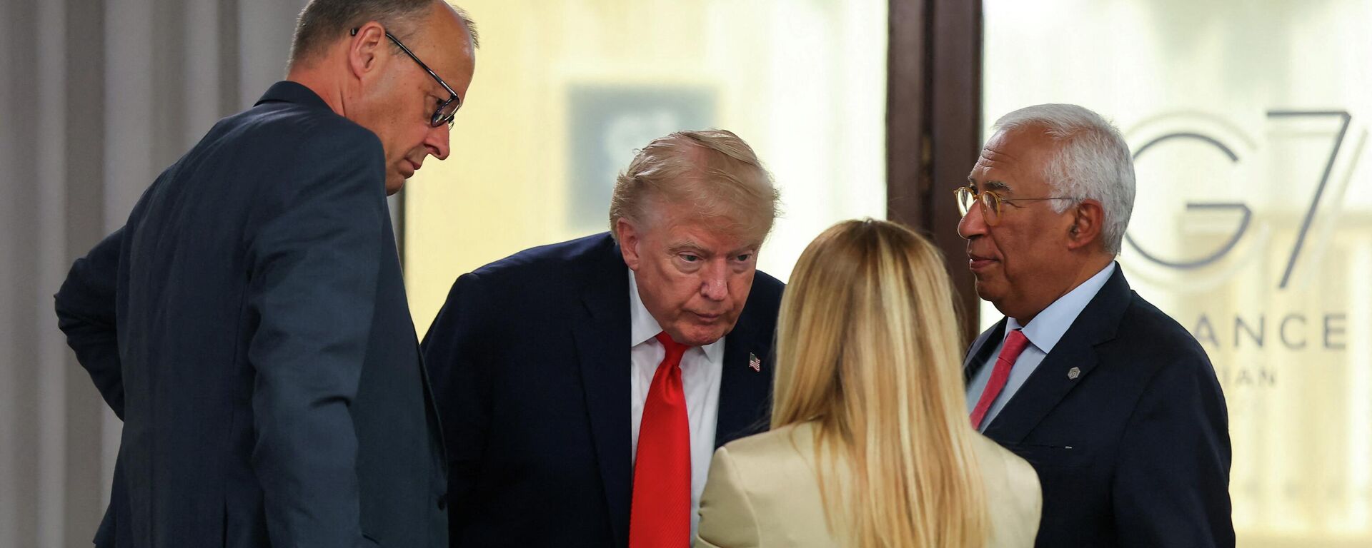 Президент США Дональд Трамп, канцлер Германии Фридрих Мерц, председатель Европейского совета Антонио Коста и премьер-министр Италии Джорджия Мелони на рабочем обеде во время саммита G7 в Эвиан-ле-Бен, Франция, 16 июня 2026 года. - Sputnik Таджикистан, 1920, 16.06.2026