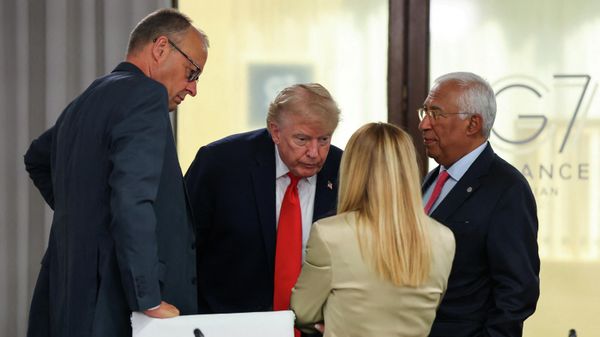 Президент США Дональд Трамп, канцлер Германии Фридрих Мерц, председатель Европейского совета Антонио Коста и премьер-министр Италии Джорджия Мелони на рабочем обеде во время саммита G7 в Эвиан-ле-Бен, Франция, 16 июня 2026 года. - Sputnik Таджикистан