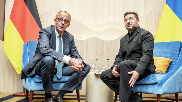Владимир Зеленский встречается с канцлером Германии Фридрихом Мерцем во время саммита G7 в Эвиан-ле-Бен, Франция, 16 июня 2026 года.  - Sputnik Тоҷикистон