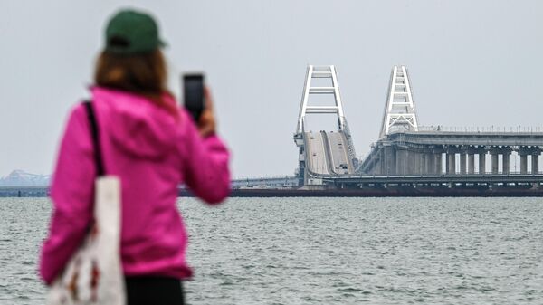 Вид на Крымский мост через Керченский пролив. - Sputnik Таджикистан