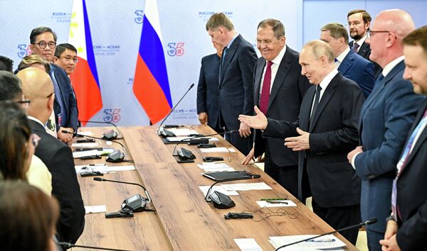 Владимир Путин приветствует филиппинскую делегацию. Владимир Путин приветствует филиппинскую делегацию. - Sputnik Таджикистан