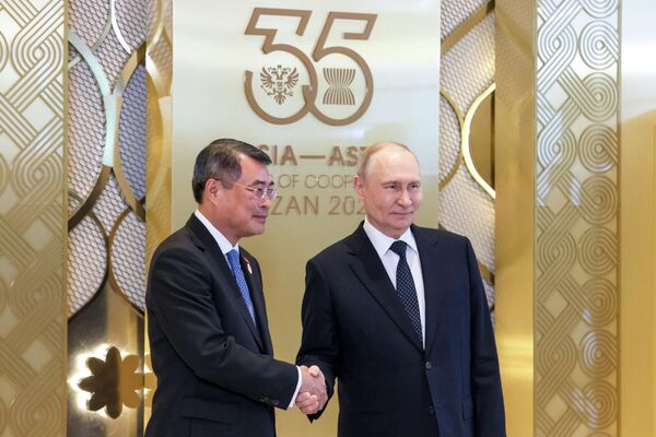 Путин и премьер-министр Социалистической Республики Вьетнам Ле Минь Хынг. Путин и премьер-министр Социалистической Республики Вьетнам Ле Минь Хынг. - Sputnik Таджикистан