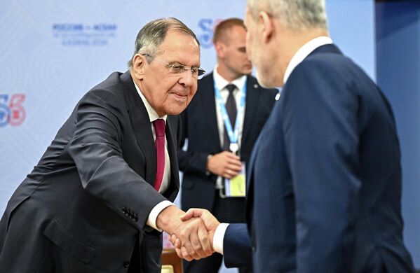 Министр иностранных дел РФ Сергей Лавров и министр иностранных дел Турции Хакан Фидан во время встречи на полях саммита Россия - АСЕАН в Казани. Министр иностранных дел РФ Сергей Лавров и министр иностранных дел Турции Хакан Фидан во время встречи на полях саммита Россия - АСЕАН в Казани. - Sputnik Таджикистан