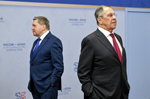 Помощник президента РФ Юрий Ушаков и министр иностранных дел РФ Сергей Лавров на полях саммита Россия - АСЕАН в Казани. Помощник президента РФ Юрий Ушаков и министр иностранных дел РФ Сергей Лавров на полях саммита Россия - АСЕАН в Казани. - Sputnik Таджикистан
