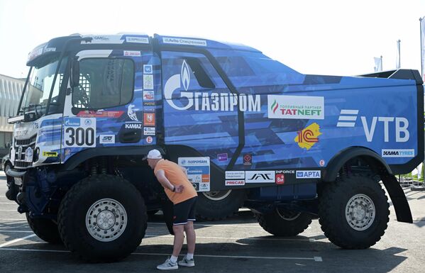 Автомобиль "Камаз", представленный на выставке достижений в Казани. Автомобиль "Камаз", представленный на выставке достижений в Казани. - Sputnik Таджикистан