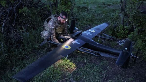 Украинский военнослужащий готовит беспилотный летательный аппарат Гара,  недалеко от линии фронта в Донецкой области, Украина, 18 мая 2026 года.  - Sputnik Тоҷикистон