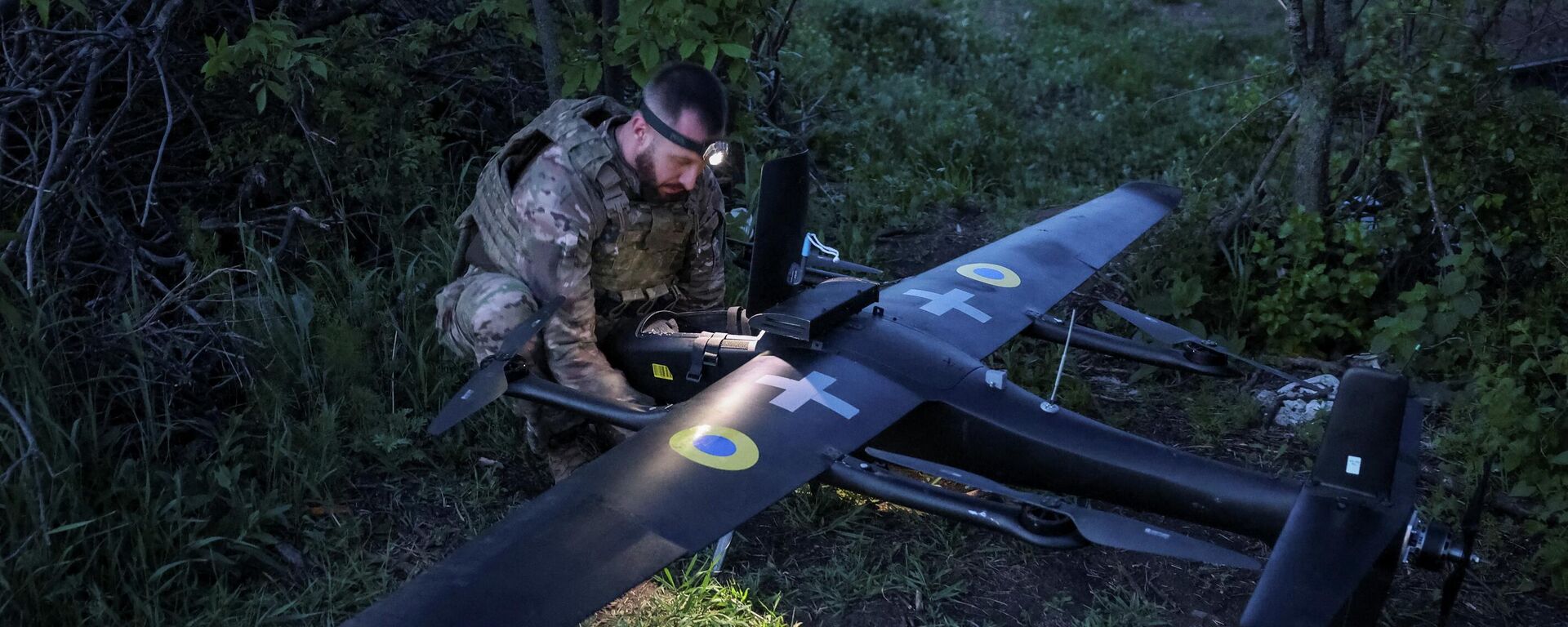 Украинский военнослужащий готовит беспилотный летательный аппарат Гара,  недалеко от линии фронта в Донецкой области, Украина, 18 мая 2026 года.  - Sputnik Тоҷикистон, 1920, 18.06.2026