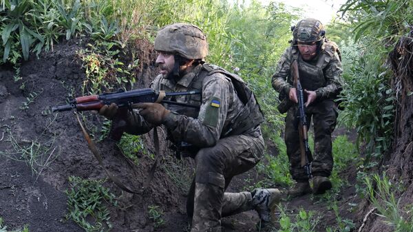 Военнослужащие 65-й отдельной механизированной бригады Вооруженных сил Украины участвуют в военных учениях в Запорожской области, Украина, 11 июня 2026 года.  - Sputnik Тоҷикистон