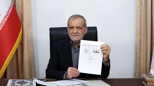 Президент Ирана Масуд Пезешкиан демонстрирует меморандум о взаимопонимании, подписанный с президентом США Дональдом Трампом. - Sputnik Таджикистан