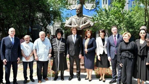 В Душанбе открыли бюст знаменитому грузинскому поэту Шота Руставели - Sputnik Таджикистан
