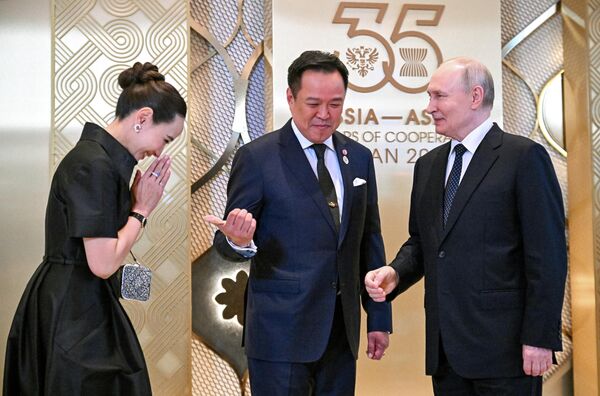 17 июни соли 2026. Президенти Русия Владимир Путин ҳангоми маросими расмии истиқболи роҳбарони ҳайатҳои иштирокчии саммити Русия ва АСЕАН дар Қазон. Аз тарафи чап: Сарвазири Шоҳигарии Таиланд Анутин Чарнвиракул ва ҳамсараш Тананон. 17 июни соли 2026. Президенти Русия Владимир Путин ҳангоми маросими расмии истиқболи роҳбарони ҳайатҳои иштирокчии саммити Русия ва АСЕАН дар Қазон. Аз тарафи чап: Сарвазири Шоҳигарии Таиланд Анутин Чарнвиракул ва ҳамсараш Тананон. - Sputnik Тоҷикистон