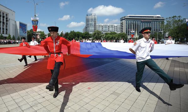 Казакҳои Кубан ва курсантҳои пости №1 дар маросими тантанавии баланд бардоштани парчами давлатӣ, ки ба муносибати Рӯзи Русия баргузор шуд. Казакҳои Кубан ва курсантҳои пости №1 дар маросими тантанавии баланд бардоштани парчами давлатӣ, ки ба муносибати Рӯзи Русия баргузор шуд. - Sputnik Тоҷикистон