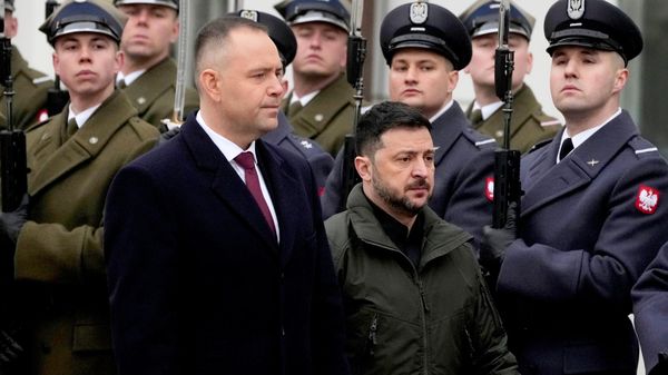 Президент Польши Кароль Навроцки и Владимир Зеленский на официальной церемонии встречи в Президентском дворце в Варшаве, Польша, 19 декабря 2025 года. - Sputnik Таджикистан