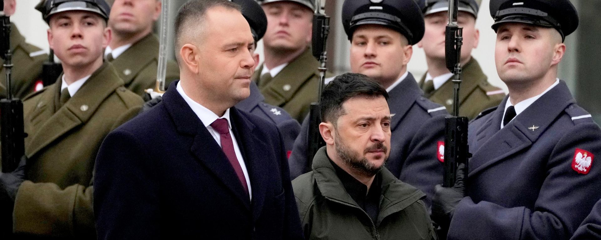 Президент Польши Кароль Навроцки и Владимир Зеленский на официальной церемонии встречи в Президентском дворце в Варшаве, Польша, 19 декабря 2025 года. - Sputnik Таджикистан, 1920, 23.06.2026