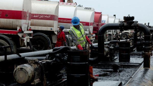 Разгрузка нефти на нефтяном терминале. Иллюстративное фото - Sputnik Таджикистан