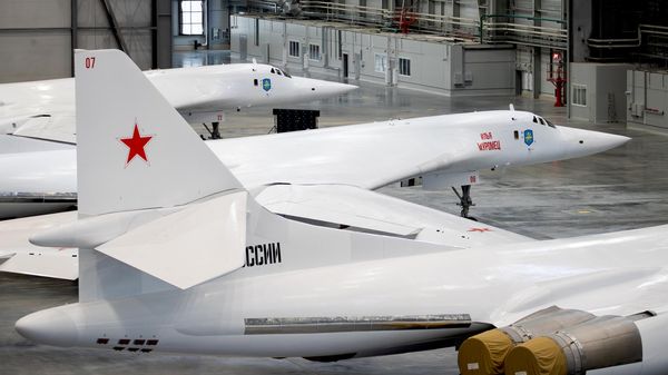 Модернизированные стратегические ракетоносцы Ту-160М на Казанском авиационном заводе имени С. П. Горбунова - филиале ПАО Туполев. - Sputnik Таджикистан