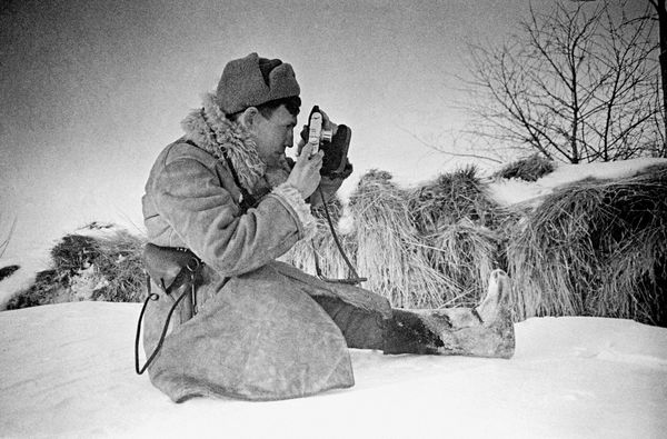 Фотокорреспондент Александр Моклецов во время фотосъемки. Ленинградский фронт, зима 1941 года. - Sputnik Таджикистан