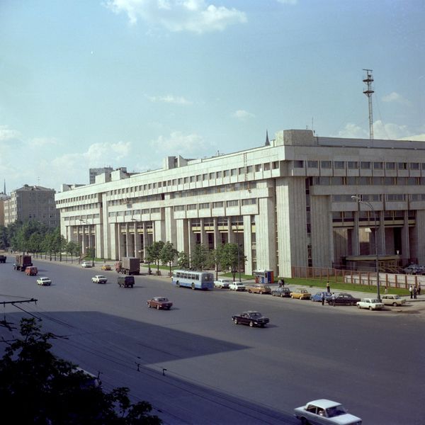 Здание главного пресс-центра Олимпиады-80 на Зубовском бульваре. После Олимпиады здание перешло в распоряжение Агентства печати "Новости" (ныне - МИА "Россия сегодня"), Союза журналистов СССР и Отдела печати Министерства иностранных дел СССР. - Sputnik Таджикистан