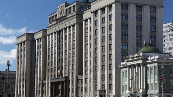 Здание Государственной Думы РФ на улице Охотный ряд в Москве. - Sputnik Таджикистан