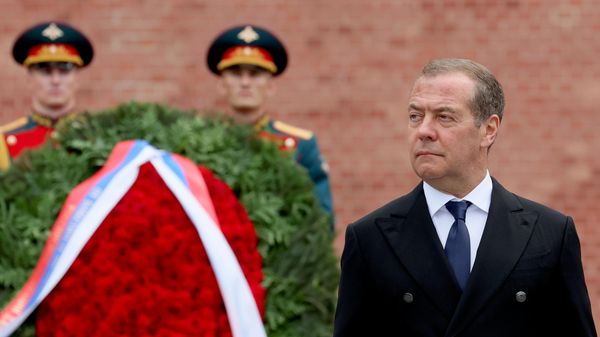 Заместитель председателя Совета безопасности РФ Дмитрий Медведев на церемонии возложения цветов к Могиле Неизвестного Солдата в Александровском саду в День памяти и скорби. - Sputnik Таджикистан