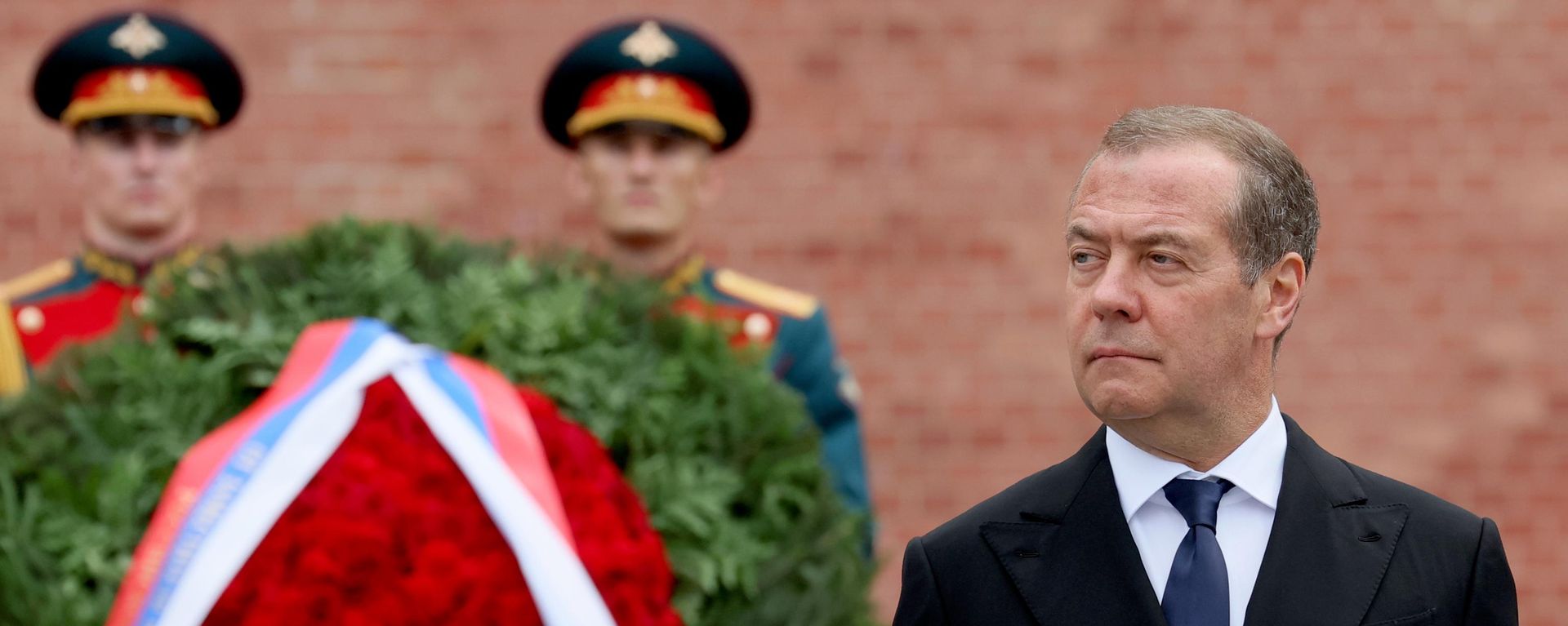Заместитель председателя Совета безопасности РФ Дмитрий Медведев на церемонии возложения цветов к Могиле Неизвестного Солдата в Александровском саду в День памяти и скорби. - Sputnik Таджикистан, 1920, 24.06.2026