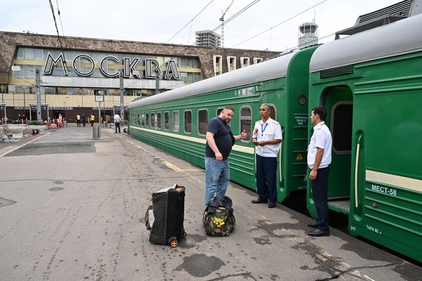 Пассажир поезда Москва - Душанбе на перроне Павелецкого вокзала в Москве.  - Sputnik Таджикистан