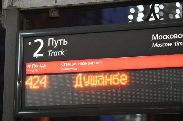 Информационное табло на перроне Павелецкого вокзала в Москве.  - Sputnik Таджикистан