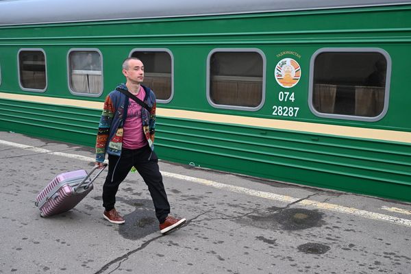 Пассажир поезда Москва - Душанбе на перроне Павелецкого вокзала в Москве.  - Sputnik Таджикистан