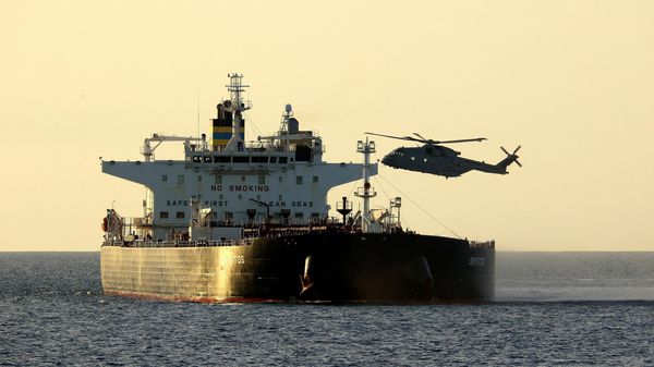 Британские морские пехотинцы принимают участие в операции по перехвату судна СМИРТОС у южного побережья Англии 14 июня 2026 года.  - Sputnik Тоҷикистон