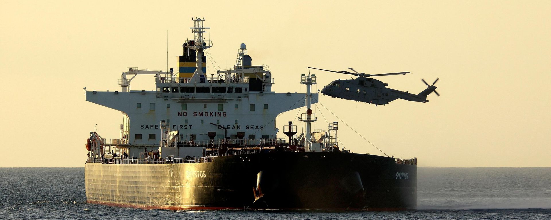 Британские морские пехотинцы принимают участие в операции по перехвату судна СМИРТОС у южного побережья Англии 14 июня 2026 года.  - Sputnik Тоҷикистон, 1920, 25.06.2026
