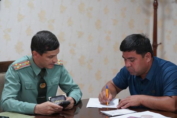 В знак уважения к героической службе погибшего и для сохранения исторического наследия представители Министерства обороны Таджикистана вручили эту медаль внуку участника Великой Отечественной войны Ишонову Алиму. - Sputnik Таджикистан